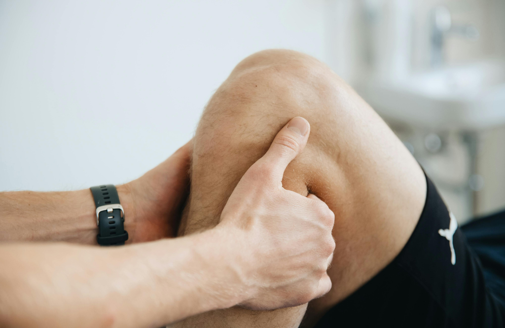 ACL ligament testing by a physio