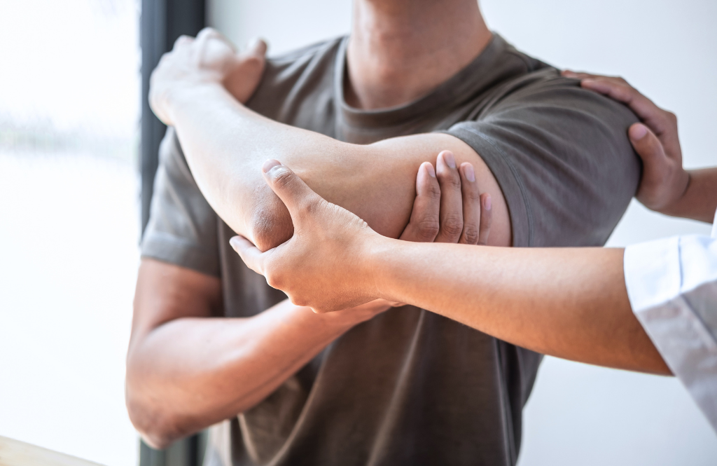 physio assessing AC joint shoulder pain