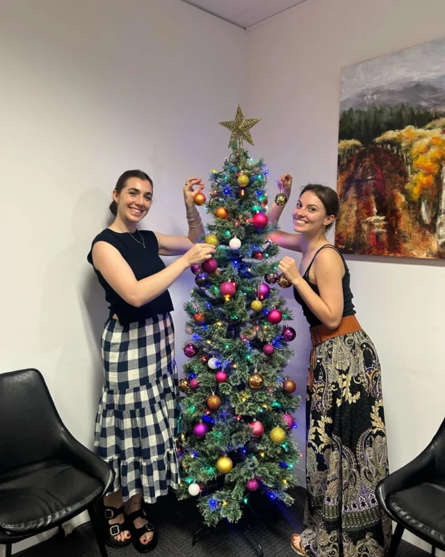 Festive season has officially started 🌟 The Bend and Mend Christmas tree is up and brightening up the waiting room🎄